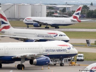 Протестуючий проти змін клімату, виліз на літак British Airways в аеропорту Лондона