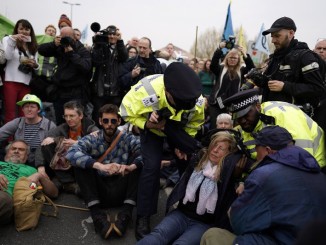 Активісти проводять протести в Лондоні та інших великих містах країни, проти змін клімату