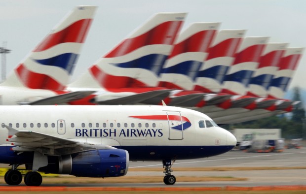 Протестуючий проти змін клімату, виліз на літак British Airways в аеропорту Лондона