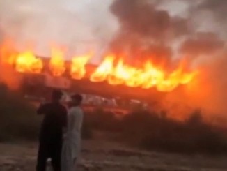 У Пакистані на залізниці згоріли три вагони, постраждали десятки людей