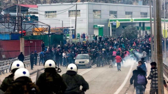 Тисячі людей проводять ще одну ніч під відкритим небом після того, як пожежі зруйнували табір біженців у Греції